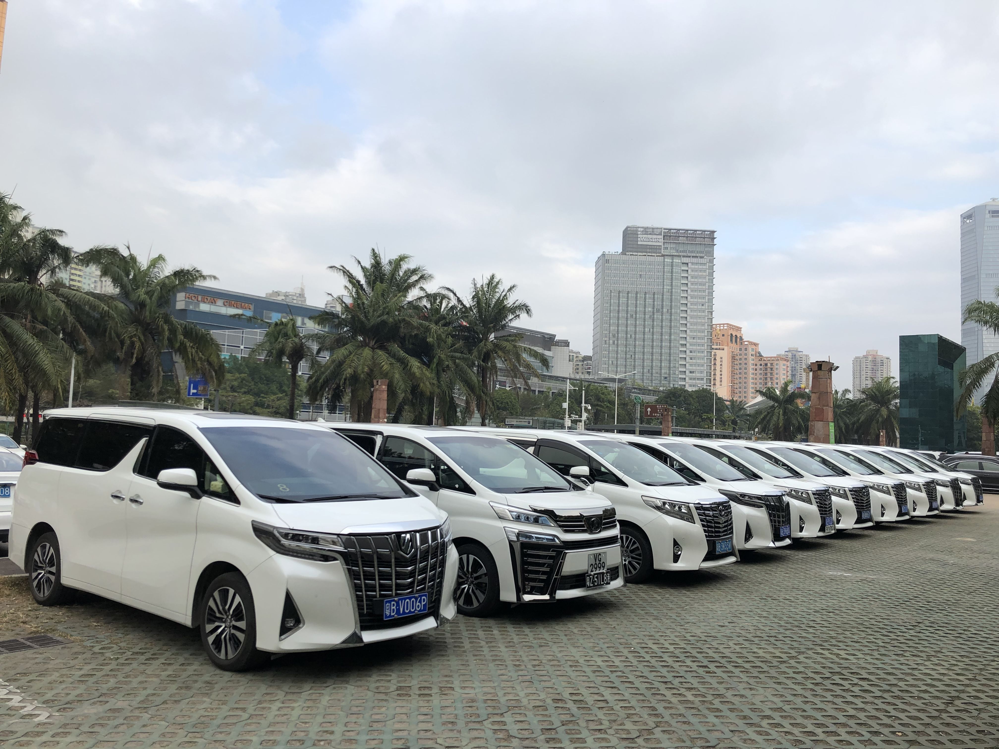 一款香港明星都在用的保姆车|深圳租车-商务会议租车-旅游包车服务